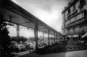 Das Beau Rivage am Genfer See hat Geschichte mitgeschrieben. Unvergessen sind vor allem zwei Dramen: 1898 verstarb „Sisi“, Kaiser Elisabeth, im Beau-Rivage an den Folgen einer Messerattacke eines italienischen Anarchisten. 1987, wurde der Ministerpräsident Schleswig-Holsteins, Uwe Barschel, tot in der Badewanne gefunden.