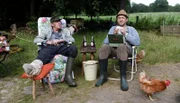 Brakelmann (Jan Fedder, li.) und Adsche (Peter Heinrich Brix) freuen sich über eine gut gefüllte Kasse.