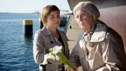 Die alte Margot Rönneborg (Ruth Preller, r.) ist erschüttert über Danas Tod. Seit Dana im Haus war, ist sie aufgeblüht. Dana hat sich immer liebevoll um sie gekümmert, im Gegensatz zu ihrem Sohn Ole, der kaum Zeit für sie hat. Kommissarin Katrin Börensen (Claudia Schmutzler, l.) ermittelt.
