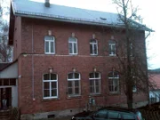 In dem alten Schulgebäude stehen zwei Etagen zur Verfügung. Im ersten Stock wollen sich Sandra und Maik ihre Wohnung einrichten.