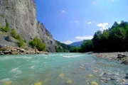 Bizarre Formen prägen die Schlucht des "jungen" Rhein.