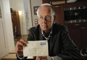 Dr. Matthias Lentz (Hans Peter Korff) kann seinem Sohn Christoph beweisen, dass er nicht ohne seine Familie in den Westen gehen wollte.