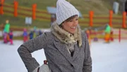 Annette Krause mit historischen Skifahrern in Fischen.