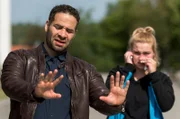 Kann Matteo (Mike Adler, l.) die verletzte Boxerin Lara Thiele (Bineta Hansen, r.), von einer Untersuchung mit seinen "Wunderhänden" überzeugen?