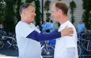 Dr. Roland Heilmann, Sarah Marquardt und Oberschwester Ingrid haben für die Gernot-Simoni-Stiftung eine Benefiz-Radtour organisiert.