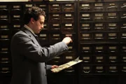 Edward Henry (Andreas Dyszewski) ist der Erste, der Fingerabdrücke kategorisiert und katalogisiert. So wurden sie zu einem wichtigen Instrument.