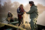 Die meisten Bewohner im Donaudelta sind Fischer. Hier wird Russisch und Rumänisch gesprochen, denn die Menschen hier gehören zum Volk der Lipowaner, altgläubiger Christen.