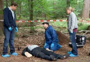 Finn Kiesewetter (Sven Martinek, l.), Pathologe Dr. Strahl (Christoph Tomanek, 2.v.r.) und Sandra Schwartenbeck (Marie-Luise Schramm, r.) mit der Leiche eines Mannes (Thomas Born) aus dem Hamburger Rotlichtmilieu, die auf einem Waldparkplatz gefunden wurde.