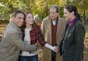 Zurück im Team: Dr. Susanne Mertens (Elisabeth Lanz, rechts), Dr. Fährmann (Michael Lesch, 2. von rechts) und Cheftierpfleger Conny (Thorsten Wolf) begrüßen freudestrahlend Susannes neue und gleichzeitig alte Assistentin Anett (Anna Bertheau).