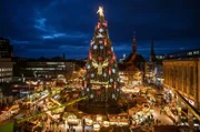 Die Vorweihnachtszeit ist für die meisten Menschen im Westen die schönste Zeit des Jahres. Genau dieses Gefühl feiert die Sendung „Unser Westen – Unsere Weihnachts-Countdown-Show“ mit 30 kleinen Geschichten – die uns wunderbar auf das große Fest einstimmen. Wir besuchen zum Beispiel den größten Weihnachtsbaum der Welt auf dem Dortmunder Weihnachtsmarkt.