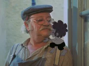 Meister Eder (Gustl Bayrhammer) mit dem schmutzigen Pumuckl.