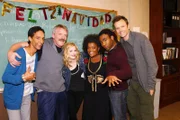 Weihnachtszeit in Greendale: (v.l.n.r.) Abed (Danny Pudi), Mike (Anthony Michael Hall), Britta (Gillian Jacobs), Shirley (Yvette Nicole Brown), Troy (Donald Glover) und Jeff (Joel McHale) ...