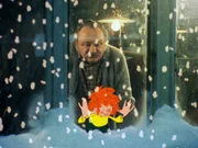 Der Pumuckl ist ganz aus dem Häuschen, als er aus dem Fenster schaut und das erste Mal in seinem Leben Schnee sieht.
