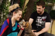 Tobias (Patrick Müller) ist glücklich, als ihm der Hund 'Stinker' mehr Zeit mit Micki (Joy Lee Juana Abiola-Müller) einbringt, die einen Narren an dem Tier gefressen hat.