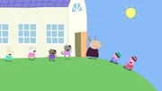 (v.r.n.l) Peppa und Schorsch sind mit ihren Rollern bei der Spielgruppe angekommen und lassen ihre Roller davor liegen.