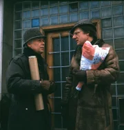 Werner (Peter Weck, l.) trifft Alfons (Herbert Bötticher, r.) vor dem Haus, wobei Alfons einen Arm voll Blumen hat, um damit Bille zu besänftigen, so jedenfalls glaubt Werner.