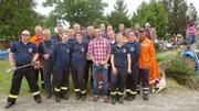 Trödelprofi Mauro Corradino (Mitte) mit vielen Helfern der Feuerwehr VelpkeTrĂ¶delprofi Mauro Corradino (Mitte) mit vielen Helfern der Feuerwehr Velpke