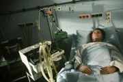 Prof. Brinkmann (Klausjürgen Wussow) hat die Operation gut überstanden, ist jedoch nach diesem schweren Eingriff noch geschwächt.