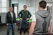 Während der Untersuchung befragt DS James Clarke (Andrew Dowbiggin, M.) mit Hilfe des Boxclubbesitzers Vinnie (Gary Lewis, l.) weitere Bekannte des Opfers, wie Ritchie (Paddy Rowan, r.). Doch ohne weitere Indizien tappt der Beamte im Dunkeln.