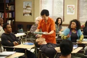 Senor Chang (Ken Jeong, M.) lässt sich nicht gefallen, dass Jeff (Joel McHale, vorne M.) seine Unterrichtstunde für ein Nickerchen nutzt ...