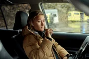 Wistings Tochter Line (Thea Green Lundberg) begleitet die riskante Aktion als Videojournalistin.