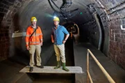 SWR Moderator Johannes Zenglein (rechts) und Wolfgang Kappler (Tiefbauamt Karlsruhe) in Deutschlands größtem Abwasserkanal, dem Landgraben in Karlsruhe.