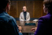 Zoe Hofleitner, die Zwillingsschwester der toten Anna wurde von ihrer Familie ständig mit ihrer Schwester verwechselt. Hatte es der Täter eigentlich auf Zoe abgesehen? Von links: Ben (Daniel Gawlowski), Joe (Katharina Stemberger) und Zoe Hofleitner (Alina Fritsch)