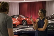 In ihrer Verzweiflung bietet Sabrina (Sofia Black-D'Elia, r.) Jimmy (Scott MacArthur, l.) Geld, damit dieser sich von ihrem Freund fernhält ...