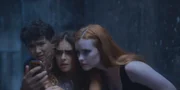 Bash (Lance West, l.), Simone (Margherita Barbieri, M.) und Mia (Abigail O'Regan, r.) suchen im Keller der Pariser Oper nach Cece. Laut der App müsste sie hier unten zu finden sein.