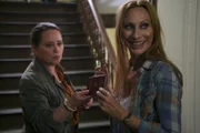 Bellas Wohnung, Margot Weller (Marie Gruber) übergibt Bellas (Andrea Sawatzki) die Reiseunterlagen, Martin (Thomas Sarbacher) und Sebastian (Tobias Oertel) treffen sich im Badezimmer.