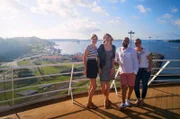 Die Passagiere Kirsten und Maren Häring und René und Iris Claer (von links) während der Fahrt durch den Panamakanal.