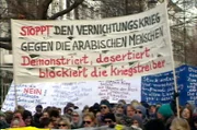 Das Jahr 1991 – der Bundestag beschließt seinen Umzug nach Berlin. Hunderttausende demonstrieren gegen den Irak-Krieg, der erste Mauerschützenprozess findet statt und die „Treuhand“ wird für viele Ost-Berliner zum Synonym für Abwicklung. Eine Berlin-Chronik der Superlative: 40 Folgen, von 1961, dem Jahr des Mauerbaus, bis 1999, als Berlin wieder Hauptstadt eines vereinten Deutschland ist. - Foto: Demonstrationen gegen den Irak-Krieg.