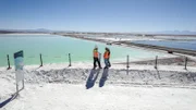 Cornelia Sonnenberg und Iris Wunderlich von der Außenhandelskammer Chile dürfen die Lithium-Pools in der Salar de Atacama besuchen. Die hier gewonnene Sole ist bis zu 6% lithiumhaltig und wird dann über hunderte Kilometer weitertransportiert, um dann per Schiff nach China zu gehen.