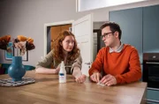 Tamar (Linda Kummer, l.) möchte Olli (Arne Kertész, r.) helfen. Aber Blutabnehmen sollte doch längst nicht mehr Thema sein, oder?