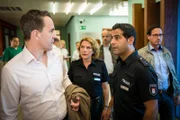 Claudias (Janette Rauch, M.) Ex-Partner, der LKA-Ermittler Gerald Renner (Michael Ehnert, l.), hat die Ermittlungen übernommen. Doch Tarik (Serhat Cokgezen, r.) lässt sich nicht so einfach von dem Fall abziehen.