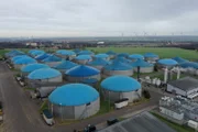 Biomethanraffinerie Könnern in Sachsen-Anhalt. Einer der weltweit größten Anlagen zur Herstellung von Biogas. Sie gehört zum niedersächsischen WELTEC-Konzern, Marktführer im Bau von Bio-gasanlagen und in 25 Ländern aktiv.