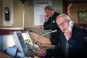 Handelt es sich um einen Telefonscherz? Wolle (Harald Maack) erfährt von einem Anrufer, dass eine Frau in einem Fitness-Studio einen Auftragskiller sucht.