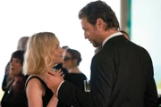 Miranda (Elen Rhys) und Max (Julian Looman) spielen ein Ehepaar aus Dortmund, um auf einer Beerdigungsfeier zu ermitteln.