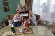 Sylvester im Wohnzimmer: Wigald Boning (l.), Sprengstoff-Experte Andreas Tügel (M.) und Bernhard Hoëcker (r.) sitzen in einem Wohnzimmer.