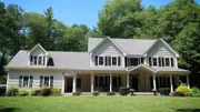 Ein Paar kämpfte, um über die Runden zu kommen. Dann gewannen sie mit einem Rubellos vier Millionen Dollar. Der Gewinn veränderte ihr Leben! David Bromstad sucht für die beiden nach einem Anwesen in Massachusetts mit viel Platz für Paar und Hund.
