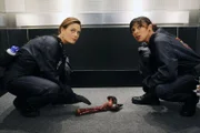 Brennan (Emily Deschanel,l.) und Camille (Tamara Taylor) untersuchen die Überreste eines menschlichen Körpers, die in einem Fahrstuhl entdeckt wurden.