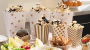 Klappe, die zweite! Nach dem Erfolg ihres ersten Filmfestival-Abends, plant Giada De Laurentiis eine zweite Runde. Jeder Gast dreht einen eigenen Kurzfilm, der bei Fingerfood und Snacks geguckt wird. Neben Deko im Hollywood-Stil gibt es gegrillte Hühnchen-Spieße mit Zitrone und Honig, Auberginen-Dip, Popcorn und italienisch inspirierte Colas.
