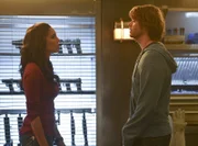 Nachdem Granger mitten in der Nacht einen Verkehrsunfall verursacht hat, versuchen Kensi (Daniela Ruah, l.) und Deeks (Eric Christian Olsen, r.) herauszufinden, was genau geschehen ist ...