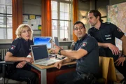 Der gestohlene Laptop von Niklas Benda wurde sichergestellt, doch Melanie (Sanna Englund), Tarik (Serhat Cokgezen, M.) und Mattes (Matthias Schloo, r.) stellen fest, dass alle Daten gelöscht wurden.