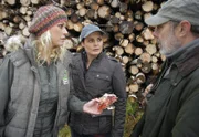 Dr. Susanne Mertens (Elisabeth Lanz, M.), Nicole Sommer (Jenny Elvers-Elbertzhagen, l.) und Georg Baumgart (Gunter Schoß, r.) suchen nach Spuren des Braunbären. Dabei entdeckt Nicole Sommer Blätter mit getrocknetem Blut. Besorgt stellen Susanne und ihr Vater fest, dass der ungebetene Gast mit hoher Wahrscheinlichkeit verletzt ist.