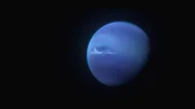 Der Neptun ist ein Eisriese. In mehr als vier Milliarden Kilometer Entfernung von der Sonne ist es so kalt, dass sich Wolken aus gefrorenem Methan bilden. Mit mehr als 2000 Stundenkilometern rasen die schnellsten Winde des Sonnensystems über die Oberfläche des Planeten.