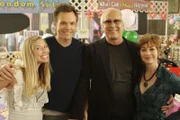 Doppel-Date: Sabrina (Sara Erikson, l.), Jeff (Joel McHale, 2.v.l.), Pierce (Chevy Chase, 2.v.r.) und Doreen (Sharon Lawrence, r.) ...