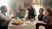 Es gibt etwas zu feiern bei Familie Strauss (v. li. n. re.): Jonas (Paul Johannes Walther), Rebekka (Nirit Sommerfeld), Louis (Hannes Wegener), Levi (Vincent Redetzki) und Fanny (Amy Benkenstein).