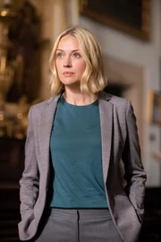 Miranda (Elen Rhys) kehrt noch einmal an den Ort des Verbrechens zurück, um nach Spuren der echten Ikone zu suchen.