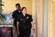 Officer Lucy Chen (Melissa O'Neil) und Aaron Thorsen (Tru Valentino) lauern einem Verdächtigen in einem Motel auf, um ein Baby zu retten.